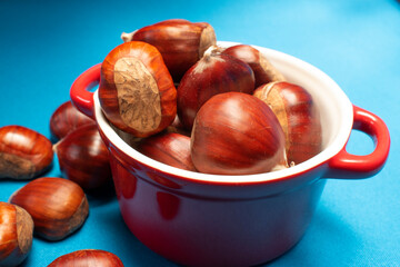 Obraz premium chestnuts in a bowl