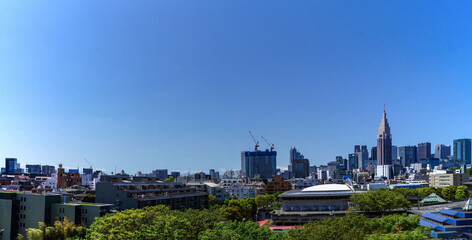 東京新宿御苑、千駄ヶ谷からみた西新宿のビル群、東京の緑の多い風景、