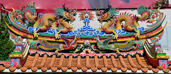 Obraz premium Closeup of Tha Colorful Dragon Decoration On the black wall background at Thai Temple at Thailand.