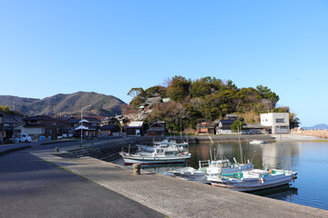 Fototapeta na wymiar 瀬戸内海に浮かぶ沖家室島、漁港風景