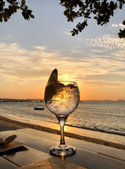 Gin tônica à beira mar aproveitando o por do sol na praia em Buzios.