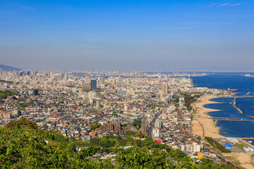 旗振山から見た神戸市須磨区の街並みと海岸