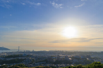 旗振山から見た夕日に染まる垂水の街並み