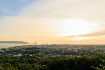 Fototapeta premium 旗振山から見た夕日に染まる垂水の街並み
