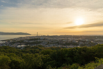 旗振山から見た夕日に染まる垂水の街並み