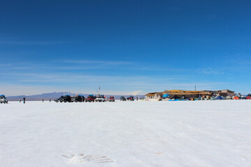 Carros ao horizonte , estacionados no Salar de Uyuni na Boliva