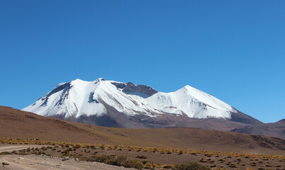 Paisagem com montanha nevada, estrada no deserto, nos andes da Bolivia