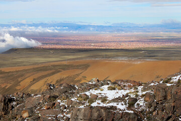 vista do alto do monte chacaltaya, no horizonte a cidade de La Paz