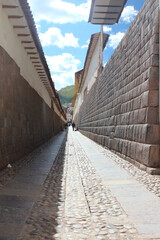 Rua estreita de Cusco com muros contruidos com vestígios incas e colonização espanhola