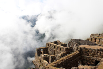 Ruinas de Machu Pichu entre nuvens, Águas Calientes, Peru