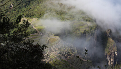 Fototapeta na wymiar Alto do Huayna Picchu, vendo-se abaixo as ruinas de Machu Picchu