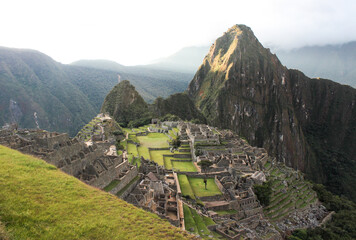Vista do alto das ruinas de Machu Picchu, nos Andes peruanos.
