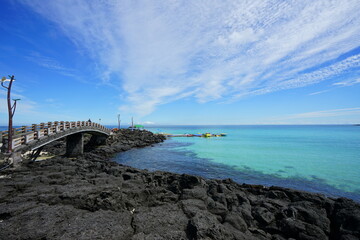 Obraz premium bridge over the sea and magnificent clouds