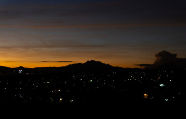 Silueta del Iztaccíhuatl al amanecer 