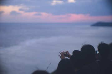 沖縄県の離島宮古島サンライズスポットから元旦の朝日を眺める人々