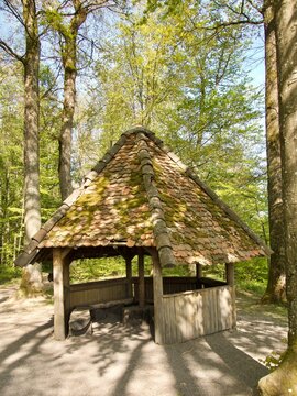 Die Zauberhafte Rastst&auml;tte beim Hexenplatz in Brugg. Die B&auml;nke zum ausruhen sind von einem spitz zulaufenden, moosbewachsenen Dach gesch&uuml;tzt.