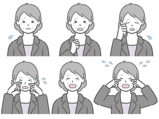 泣く表情の強弱　スーツの高齢女性