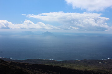 Fototapeta premium 伊豆大島。三原山から見た伊豆諸島。