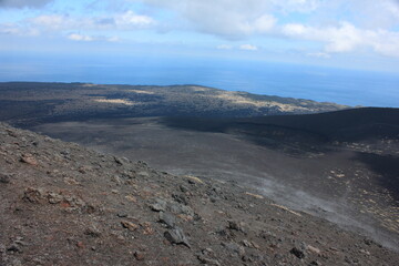 伊豆大島。三原山、水蒸気が吹き上がる火口。