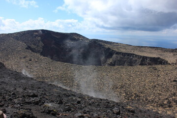 伊豆大島。三原山、水蒸気が吹き上がる火口。
