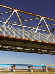 Obraz premium 早春の江戸川に架かる老朽化した武蔵野線鉄橋