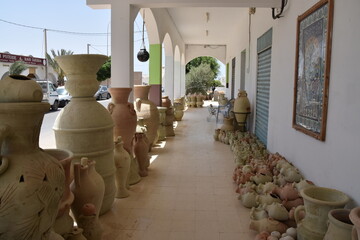 wyroby z gliny, garncarstwo, dzban, naczynia, sprzedaż pamiątek, Tunezja, Djerba, - obrazy, fototapety, plakaty