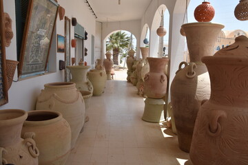 wyroby z gliny, garncarstwo, dzban, naczynia, sprzedaż pamiątek, Tunezja, Djerba, - obrazy, fototapety, plakaty