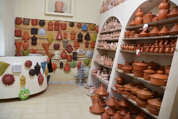wyroby z gliny, garncarstwo, dzban, naczynia, sprzedaż pamiątek, Tunezja, Djerba,