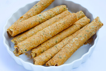 Crispy egg rolls with seaweed