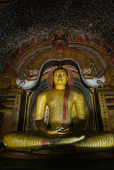 Obraz premium Buddha statue at Dambulla rock temple, Sri Lanka