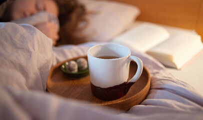Kaffee am Bett mit Pralinen und Buch 