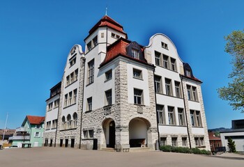 Fototapeta na wymiar Schulhaus Haldenbüel, Gossau SG, Ostschweiz