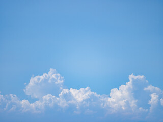 青い空に浮かぶ大きな入道雲
