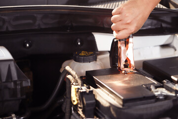 Check the car battery pot before traveling.