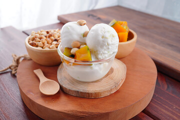 Traditional coconut milk ice cream topped with milk and roasted peanuts.
