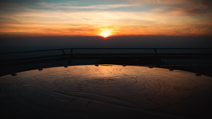Kompass im Sonnenuntergang