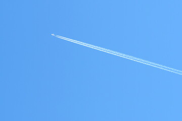 青空に真っ直ぐ伸びた飛行機雲の風景4