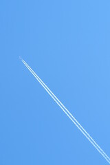 青空に真っ直ぐ伸びた飛行機雲の風景2