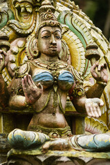 Obraz premium Old statue on the facade of Seetha Amman kovil hindu temple