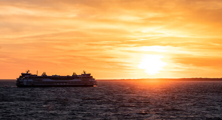 Obraz premium Ferry in the sunset light