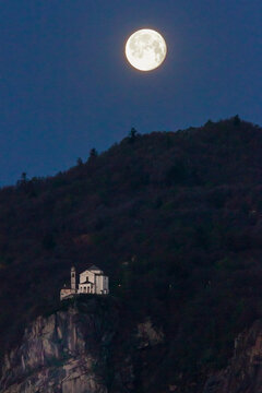 Luna tramonta sul Santuario della Madonna del Sasso