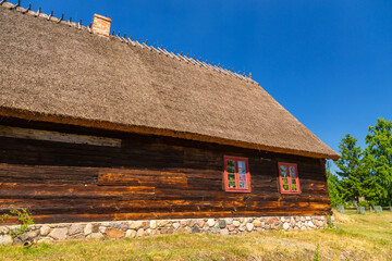 Fototapeta na wymiar Thatched cottage in open-air museum, Wdzydze Kiszewskie, Poland.