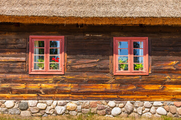Thatched cottage in open-air museum, Wdzydze Kiszewskie, Poland. - obrazy, fototapety, plakaty