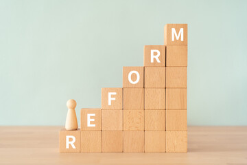 リフォームのイメージ｜「REFORM」と書かれた積み木と人形