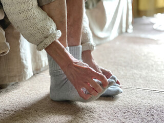 足の指をストレッチする高齢女性の手
