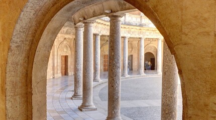 Fototapeta na wymiar détail des jardins, façades et fontaines du palais de l'Alhambra en Andalousie dans le sud de l'Espagne