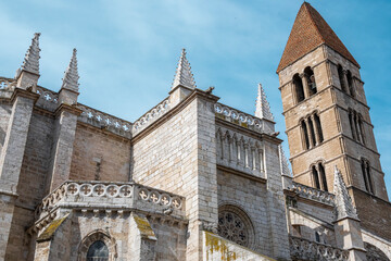 Fototapeta na wymiar Fachada norte de la iglesia románica y gótica de santa María la antigua en Valladolid con su característico campanario