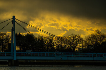 橋と曇天
