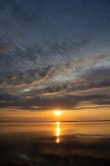 Obraz premium 静かな湖の夕日 サロマ湖 