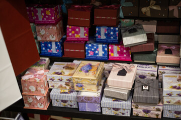 Fototapeta na wymiar Gift boxes and sweets in shop window